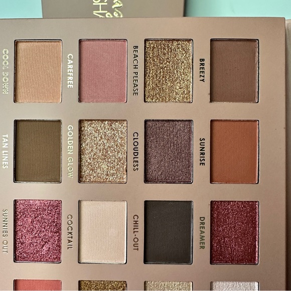 Ciatè Brazilian Glow Eyeshadow Palette
24-Pan Eyeshadow Palette - Picture 9 of 16